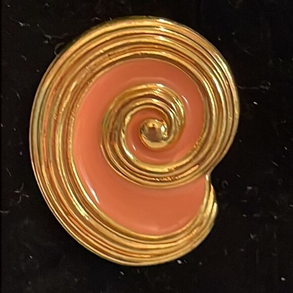Vintage-1980s-Avon gold tone & pink enamel conch shell shape stud earrings - Picture 5 of 12